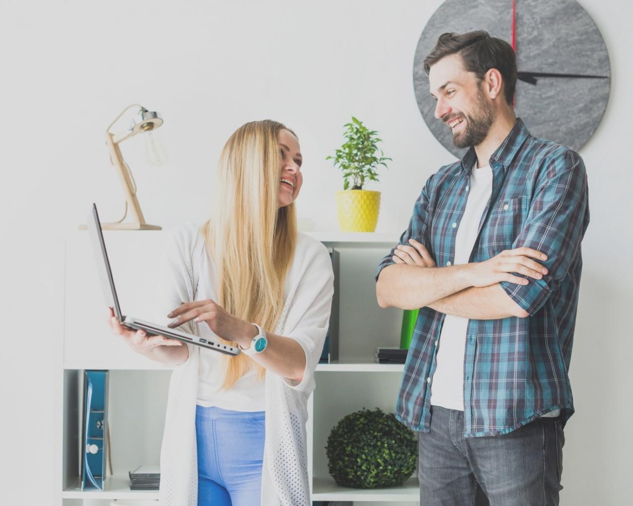 Calculadora y hojas de presupuesto sobre mesa de trabajo